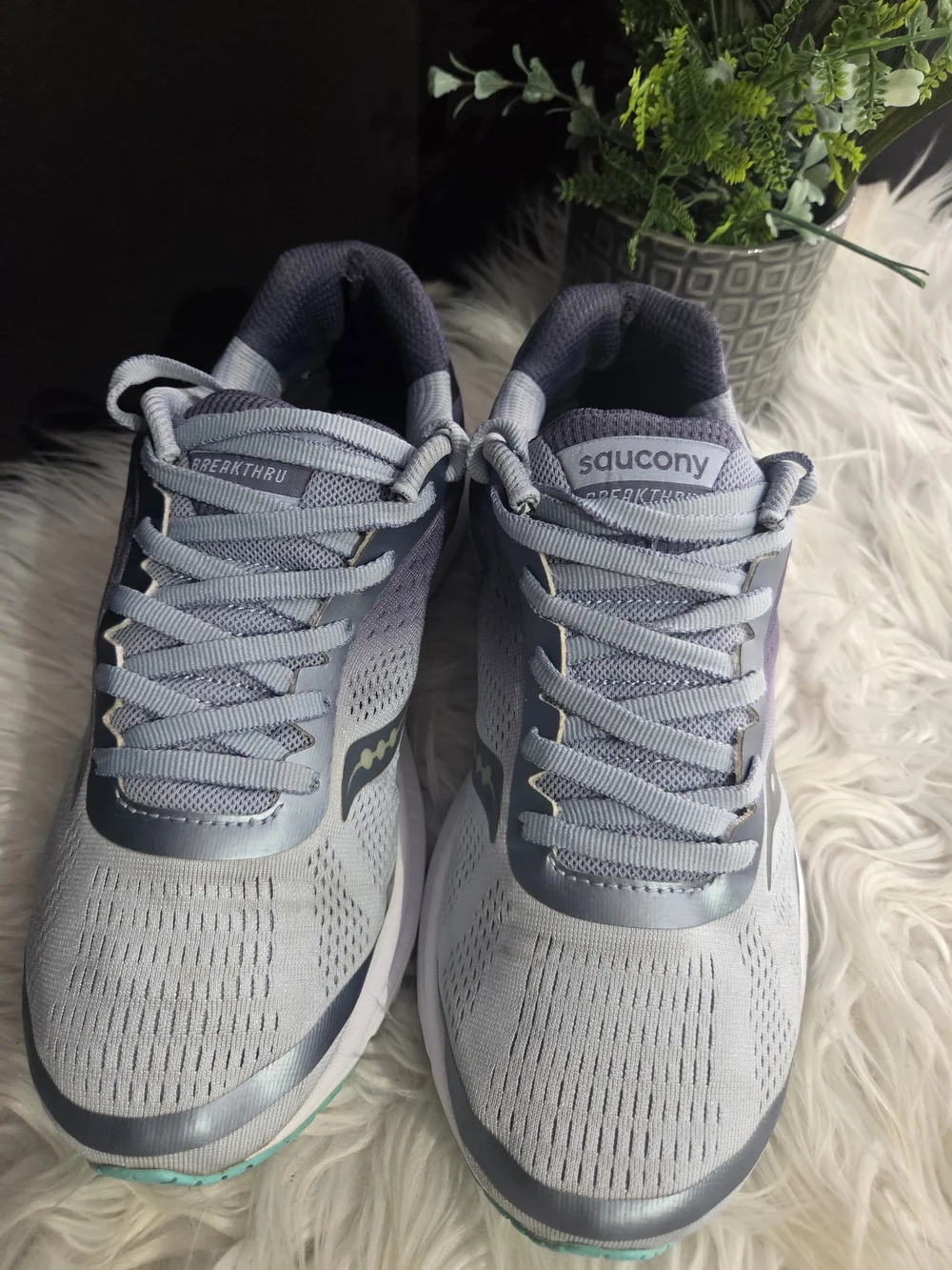 Saucony Ride ISO Women's Gray & Blue Running Shoes. size 9